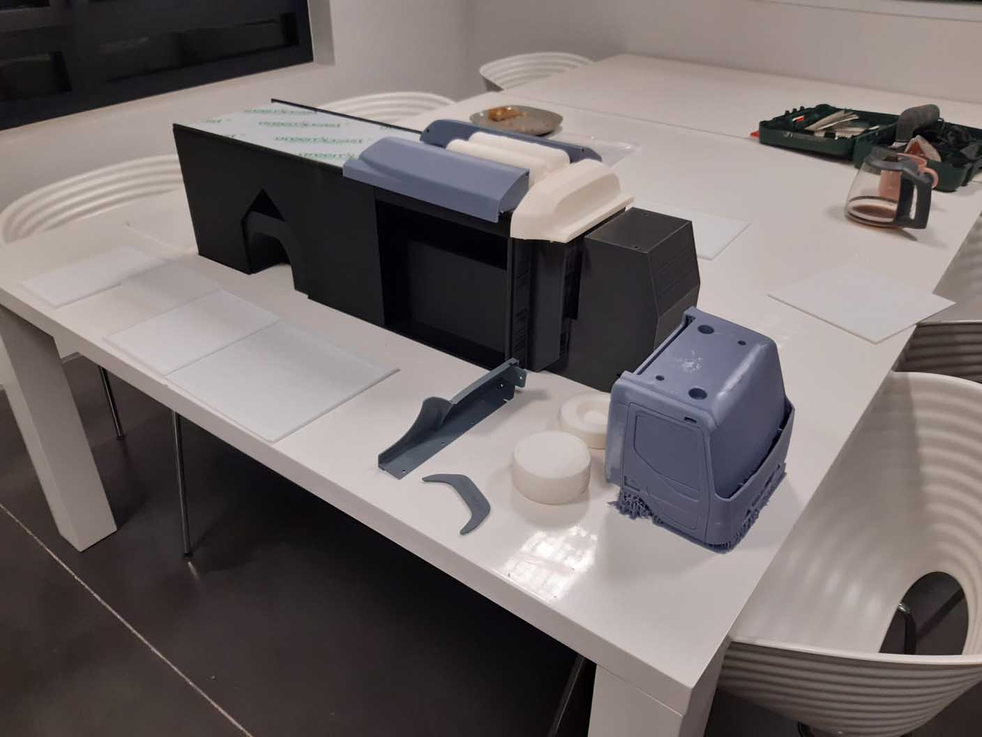 Prototypes imprimés en 3D posés sur une table d'atelier